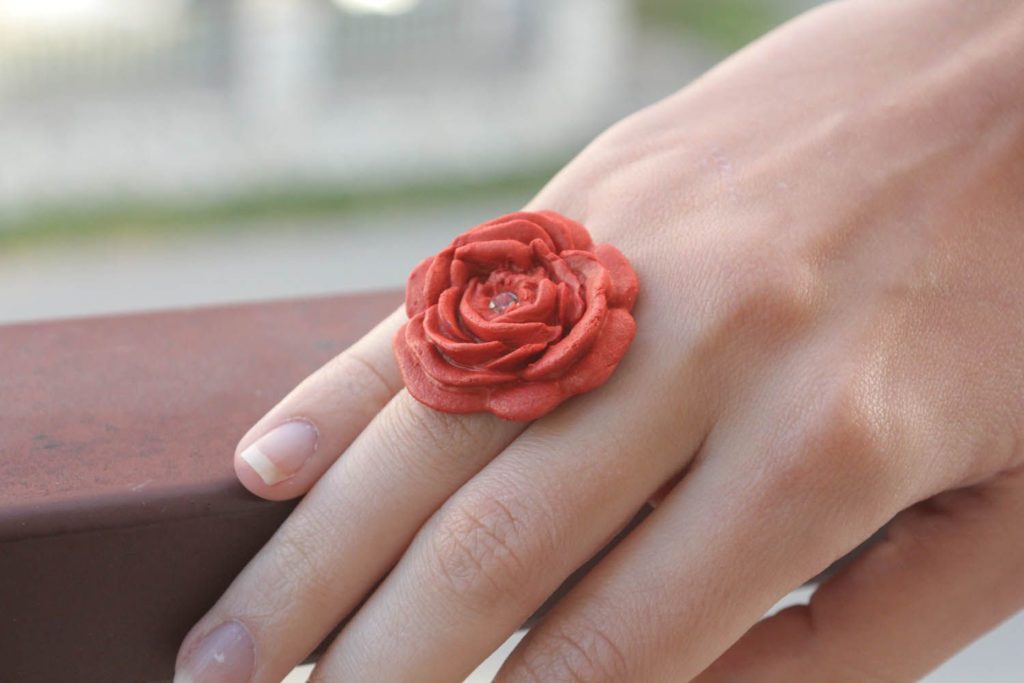 Кольцо с розой из соленого теста, фото и описание поделки